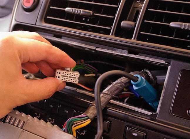 How to Run a Car Stereo Directly Off a Car Battery